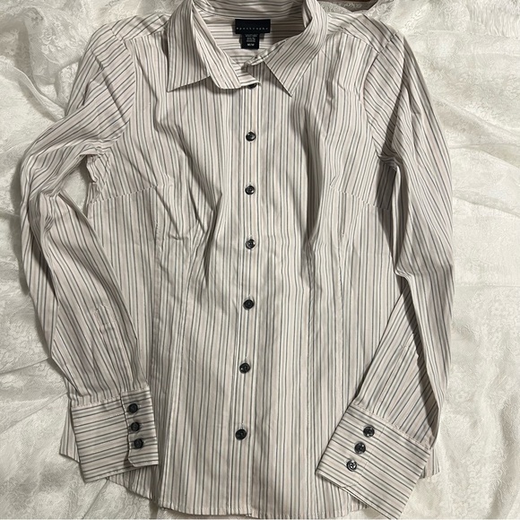 🛍4/$15🛍 Women’s Shirt - Picture 2 of 2